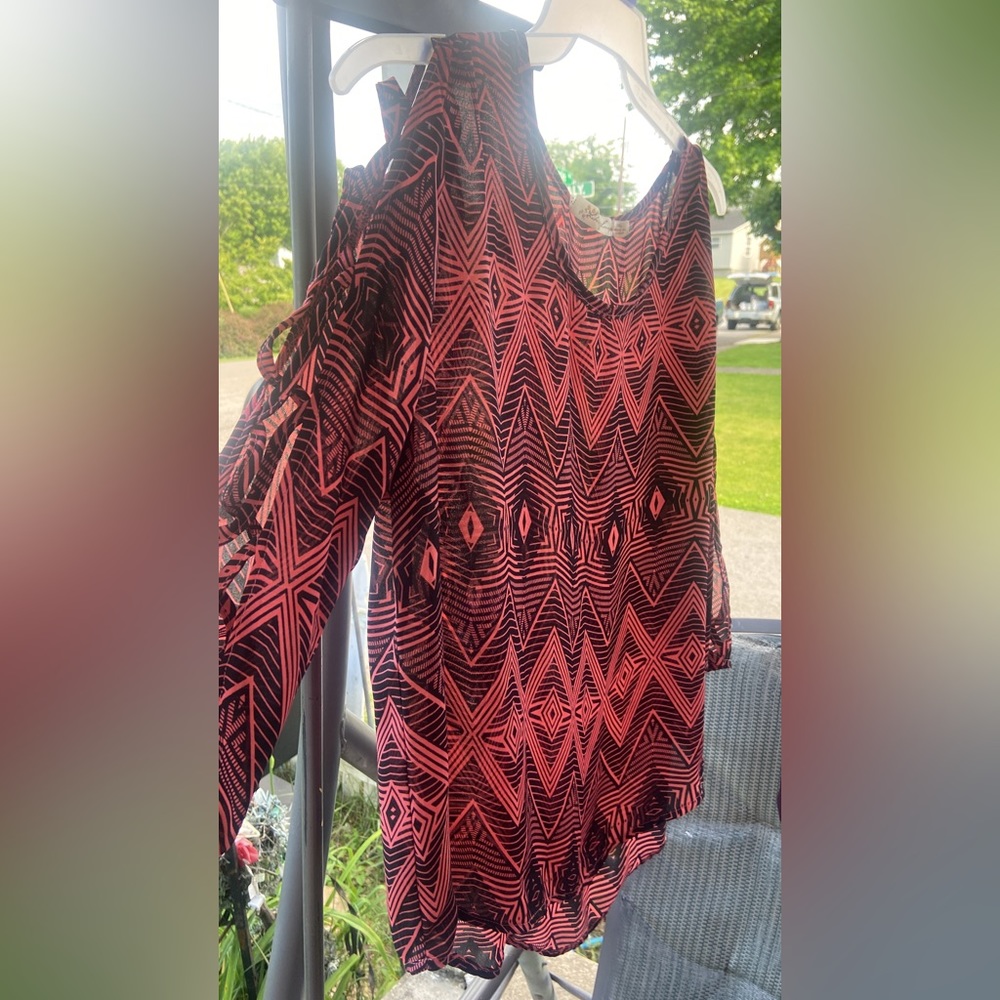 1x liberty love peekaboo sleeve geometric top